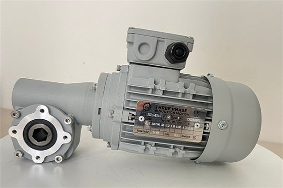 一款鋰電池輸送線專(zhuān)用的減速機(jī) SJXRV040六方孔蝸輪蝸桿減速機(jī) (2).jpg